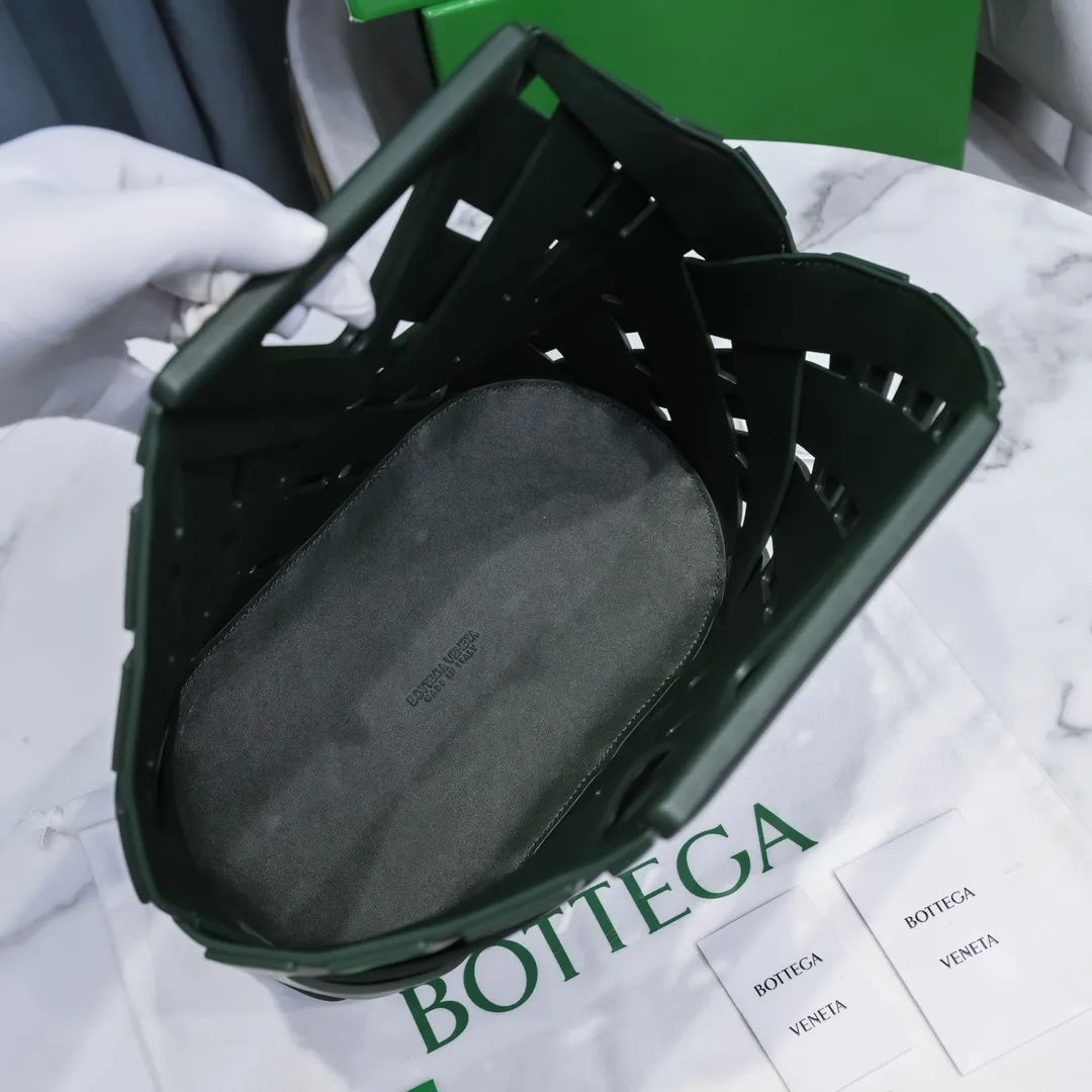 #B家 🔥4042 new autumn and winter styles are here! This is a creative handbag that looks super high-end. French calfskin scissor handbag. The inner bag can be actively used separately. Paper nylon drawstring bag. Magnetic handle opening and closing makes the whole bag calm and practical. Innovative concepts and classics coexist, making you feel the modern realm of art and elegance. Size 31x30.5x17.5, model: 6610#